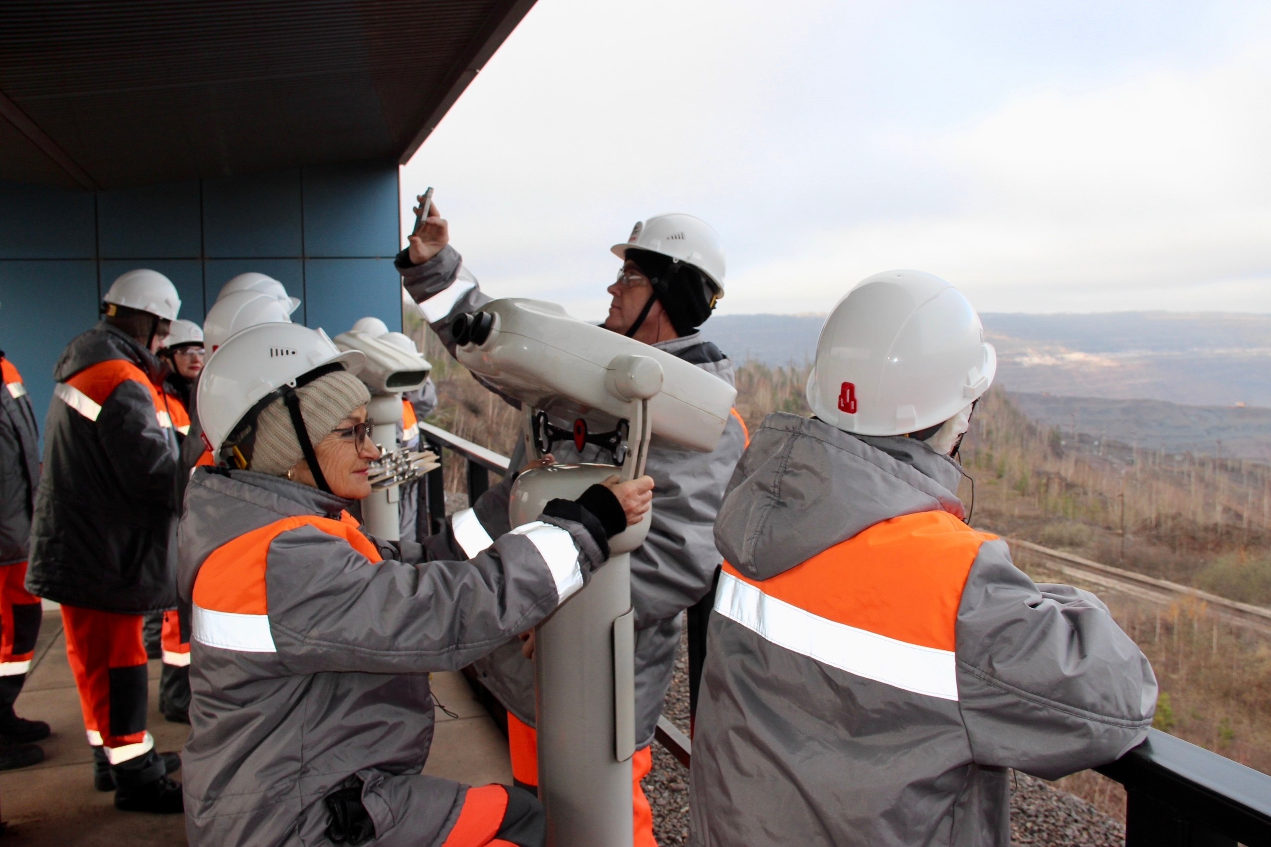 Посетить смотровую площадку карьера Михайловского ГОКа чтобы