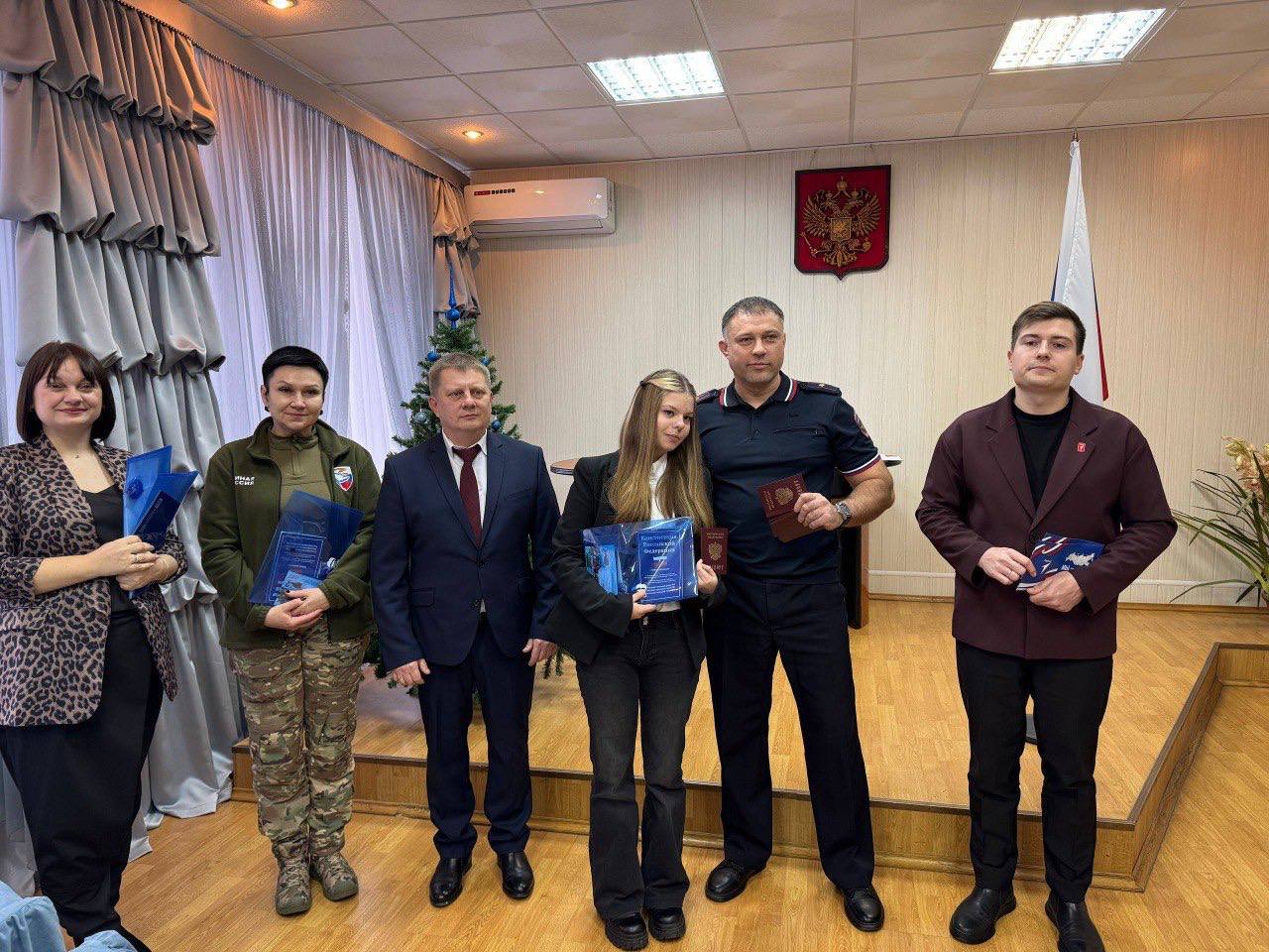 Единороссы вручили паспорта юным курянам Железнодорожного округа Единороссы вручили паспорта юным курянам Железнодорожного округа