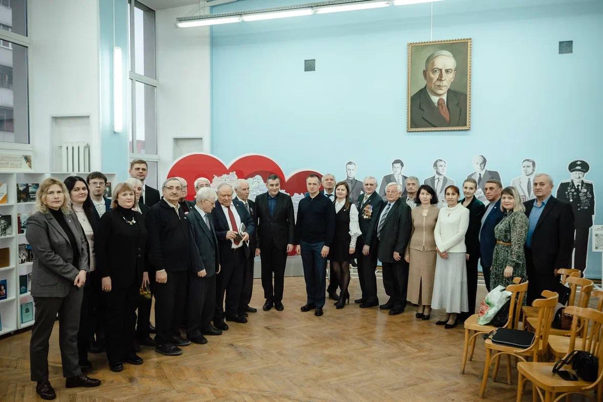 В Библиотеке Асеева Владимир Мединский встретился с членами Курского регионального отделения Союза писателей России В Библиотеке Асеева Владимир Мединский встретился с членами Курского регионального отделения Союза писателей России