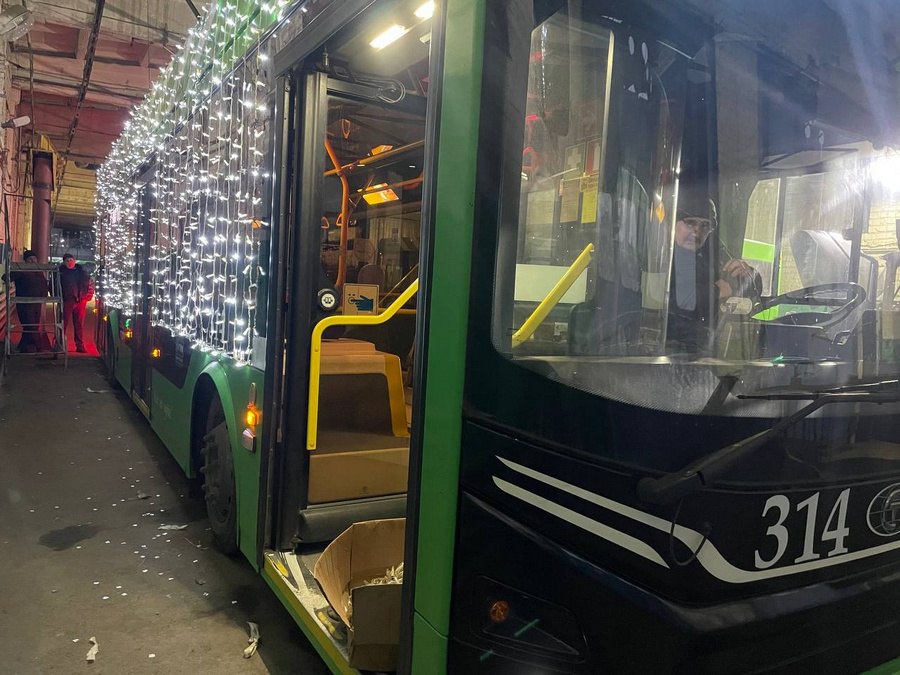 По первому маршруту в Курске уже курсирует трамвай, полностью украшенный гирляндами