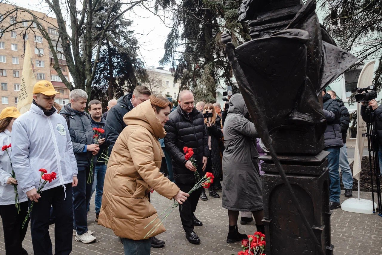 В Курске открыли памятник государственному деятелю и дипломату Артамону Матвееву В Курске открыли памятник государственному деятелю и дипломату Артамону Матвееву