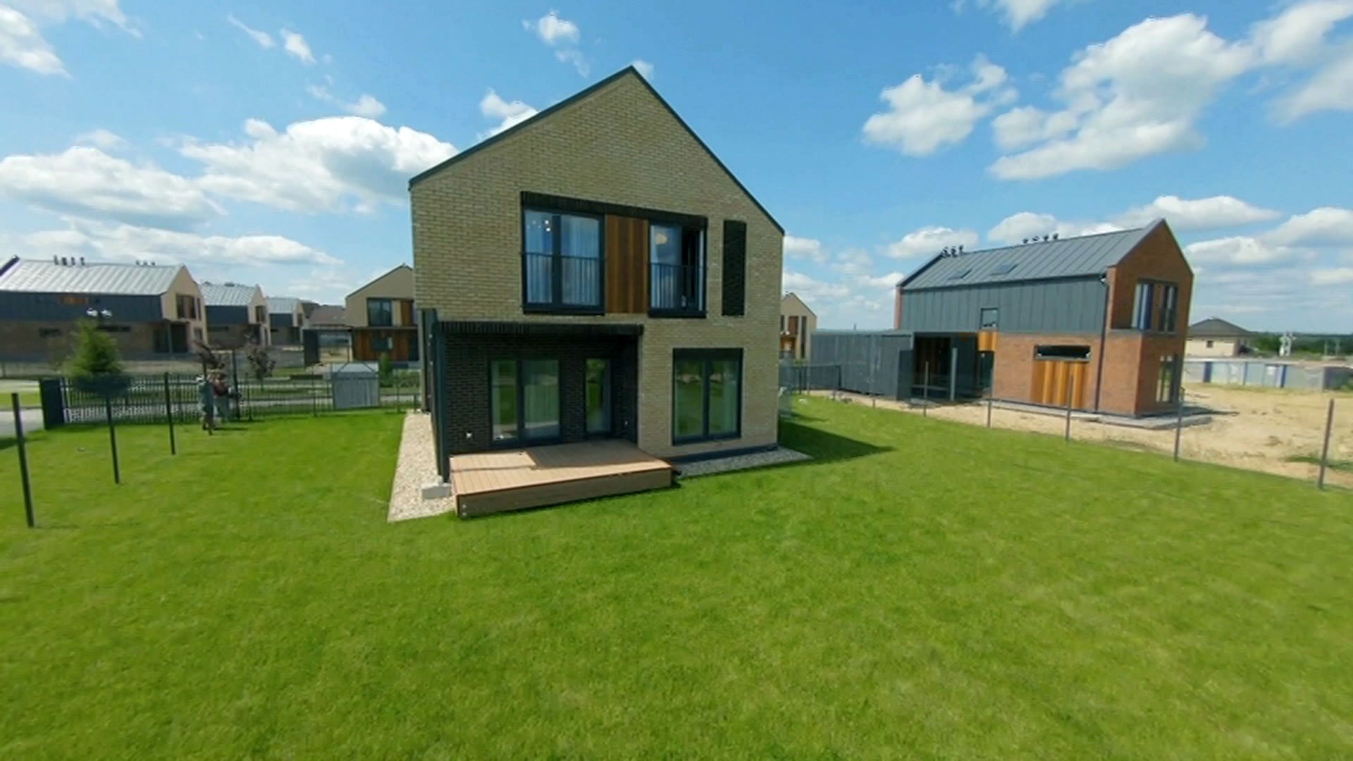 Сегодня всё больше семей переезжают из шумных городов в комфортные частные дома