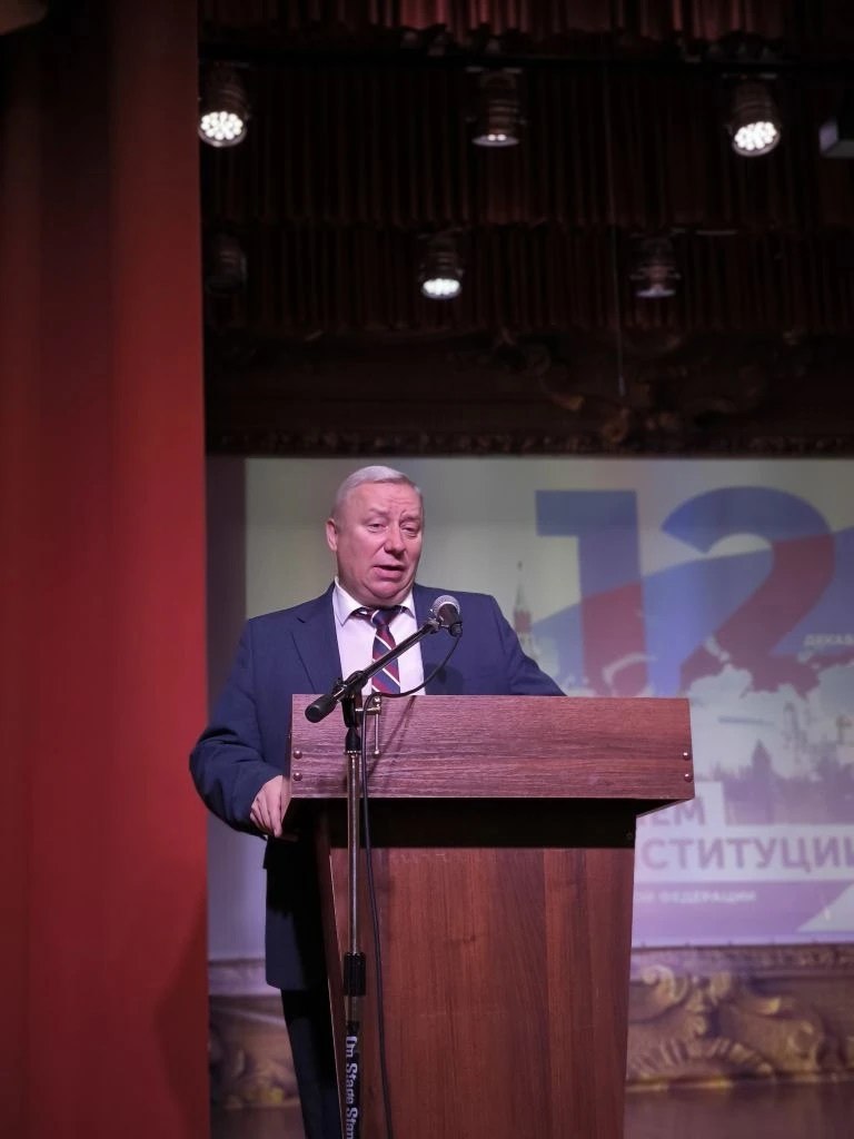 Геннадий Енютин: Вчера в районном Доме культуры состоялось торжественное мероприятие, посвященное Дню Конституции Геннадий Енютин: Вчера в районном Доме культуры состоялось торжественное мероприятие, посвященное Дню Конституции