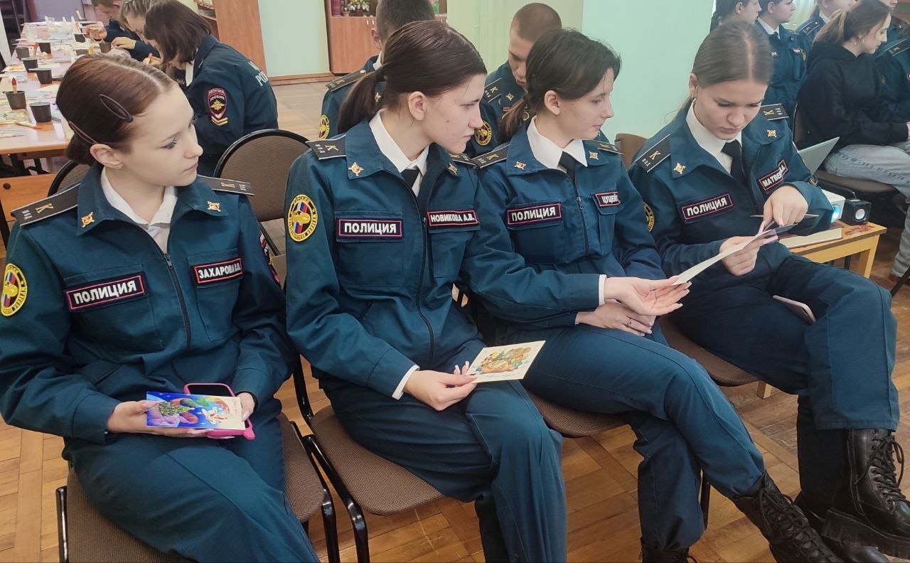 В библиотеке-филиале № 10 для студентов Курского автотехнического колледжа прошла программа «Праздничные послания: история новогодних открыток» В библиотеке-филиале № 10 для студентов Курского автотехнического колледжа прошла программа «Праздничные послания: история новогодних открыток»