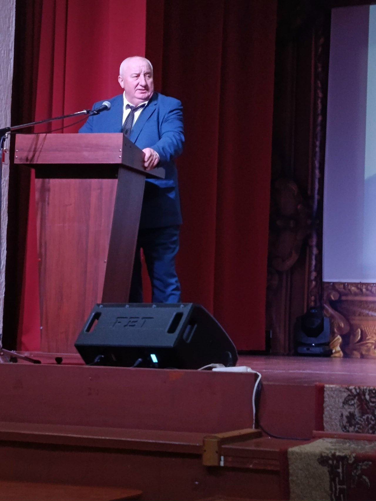 Геннадий Енютин: Вчера в районном Доме культуры состоялось торжественное мероприятие, посвященное Дню Конституции Геннадий Енютин: Вчера в районном Доме культуры состоялось торжественное мероприятие, посвященное Дню Конституции