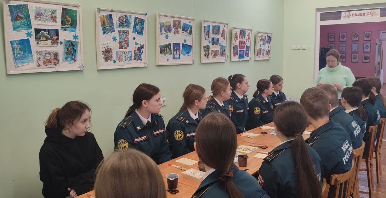 В библиотеке-филиале № 10 для студентов Курского автотехнического колледжа прошла программа «Праздничные послания: история новогодних открыток» В библиотеке-филиале № 10 для студентов Курского автотехнического колледжа прошла программа «Праздничные послания: история новогодних открыток»