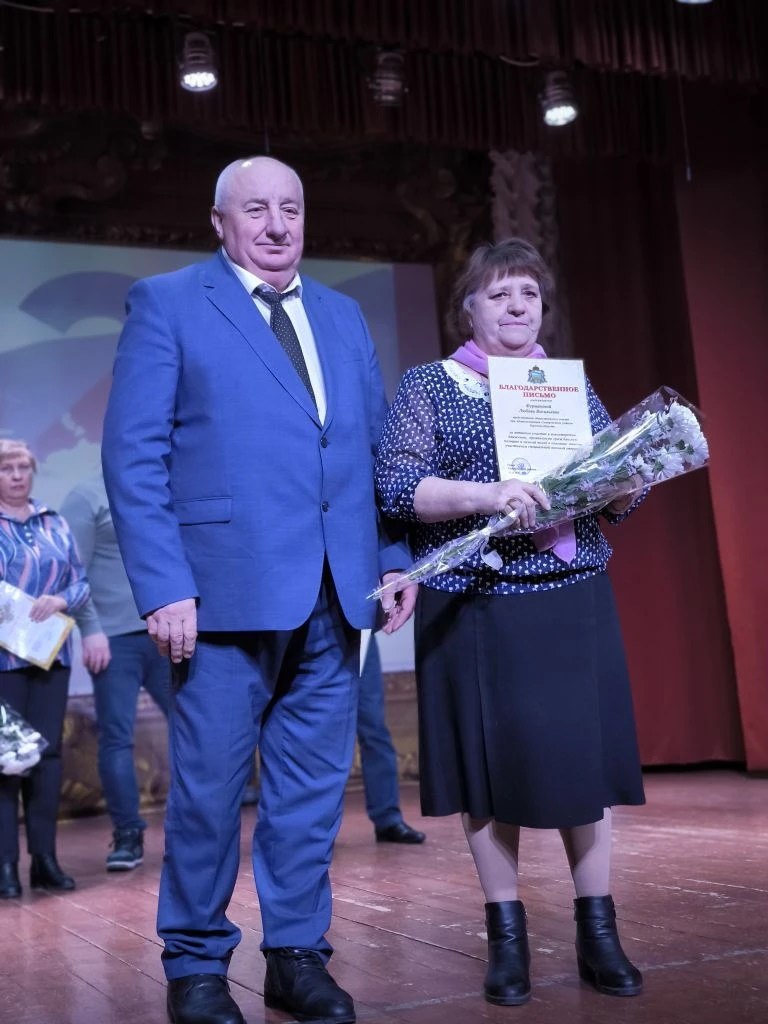 Геннадий Енютин: Вчера в районном Доме культуры состоялось торжественное мероприятие, посвященное Дню Конституции Геннадий Енютин: Вчера в районном Доме культуры состоялось торжественное мероприятие, посвященное Дню Конституции