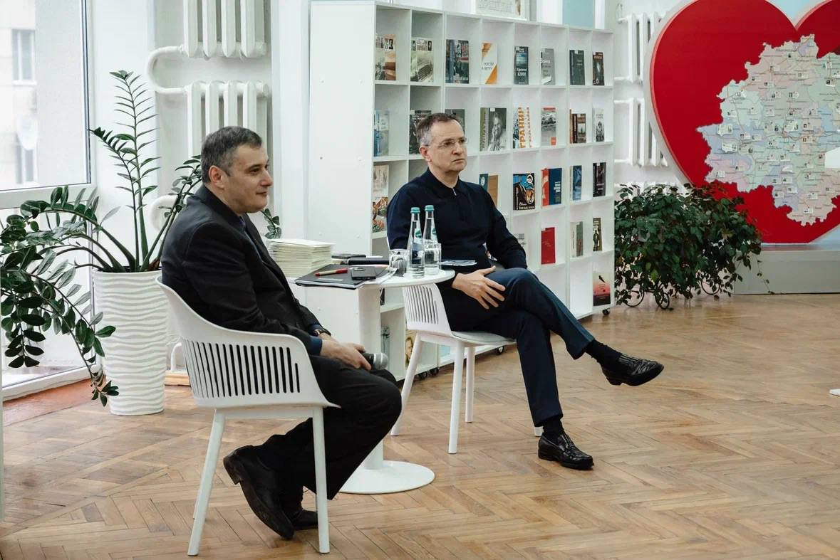 В Библиотеке Асеева Владимир Мединский встретился с членами Курского регионального отделения Союза писателей России В Библиотеке Асеева Владимир Мединский встретился с членами Курского регионального отделения Союза писателей России