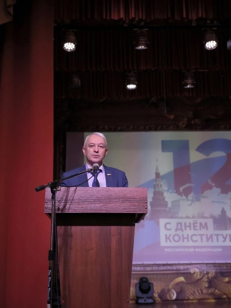 Геннадий Енютин: Вчера в районном Доме культуры состоялось торжественное мероприятие, посвященное Дню Конституции Геннадий Енютин: Вчера в районном Доме культуры состоялось торжественное мероприятие, посвященное Дню Конституции