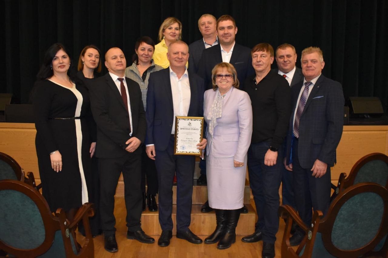 Первый заместитель Главы Железногорского района Елена Кириченко, начальник управления аграрной политики Илья Ященков, руководители сельхозпредприятий района, труженики полей и ферм приняли участие в областном торжественном... Первый заместитель Главы Железногорского района Елена Кириченко, начальник управления аграрной политики Илья Ященков, руководители сельхозпредприятий района, труженики полей и ферм приняли участие в областном торжественном...