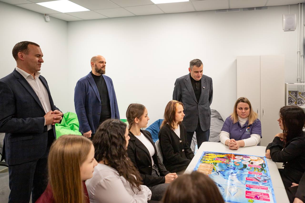 Евгений Маслов: Сегодня вместе с губернатором Александром Хинштейном поздравили с новосельем городской молодежный центр социальных программ «Спектр» Евгений Маслов: Сегодня вместе с губернатором Александром Хинштейном поздравили с новосельем городской молодежный центр социальных программ «Спектр»