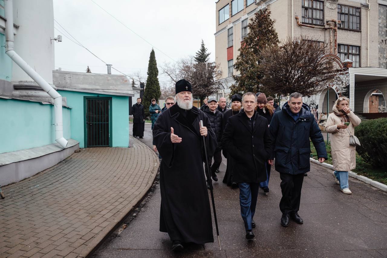 Во время рабочего визита в Курскую область 12 декабря помощник Президента РФ, председатель РВИО Владимир Мединский вместе с губернатором Александром Хинштейном посетил Храм Воскресения Христова