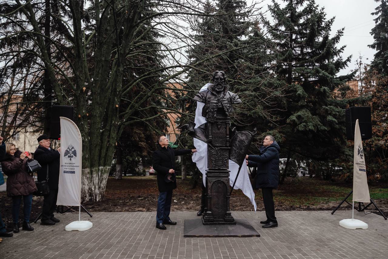 В Курске открыли памятник государственному деятелю и дипломату Артамону Матвееву