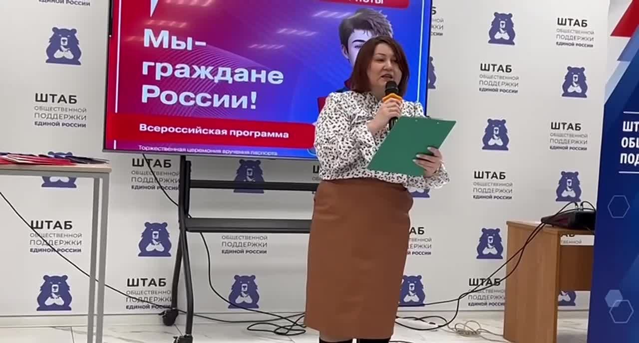 Павел Золотарев: В День Конституции Российской Федерации, мне было особенно приятно вручить лучшим юношам и девушкам нашего района первый главный документ — паспорт гражданина Российской Федерации