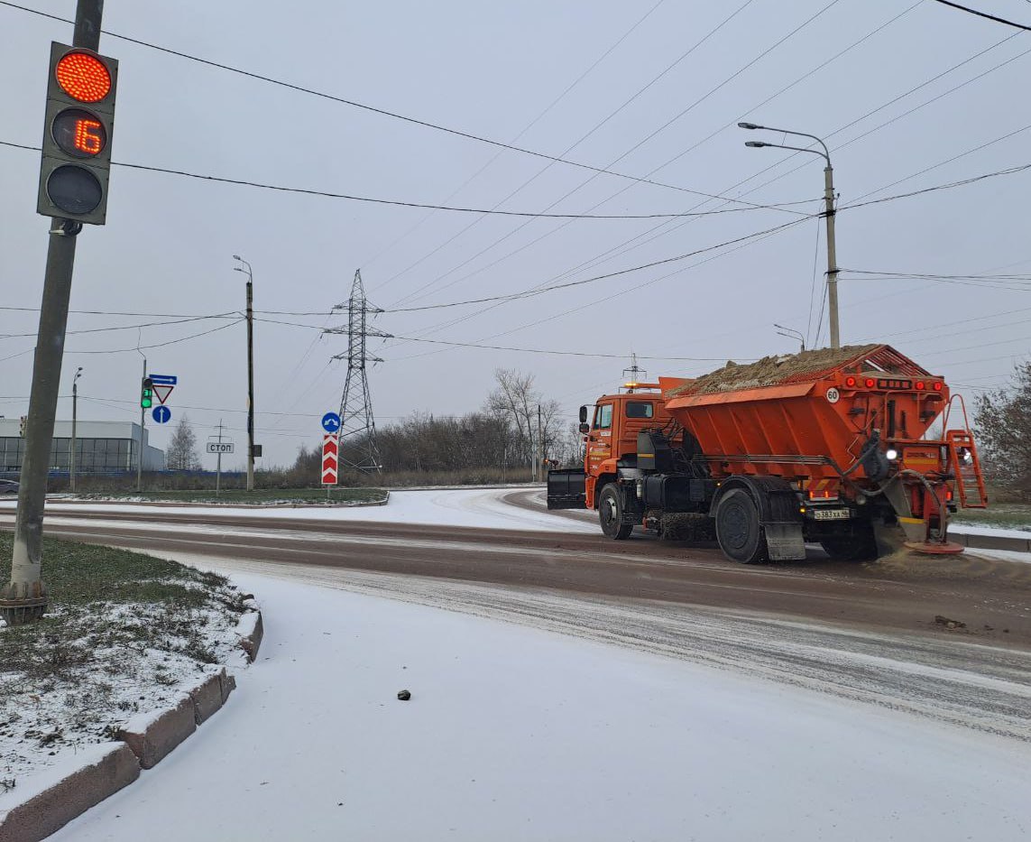 Рабочие очищают дороги от снега Рабочие очищают дороги от снега