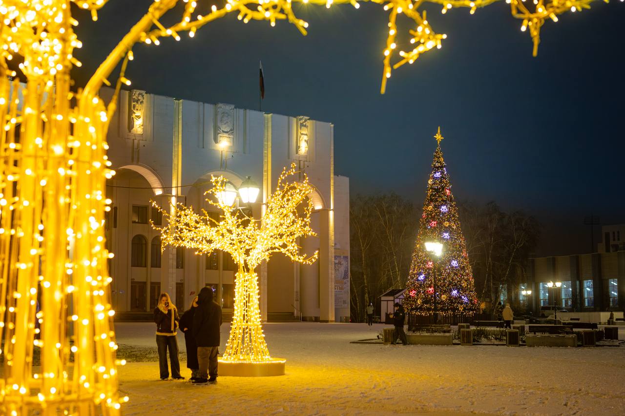 Уже совсем скоро наступит Новый Год, и наш город превращается в настоящую зимнюю сказку Уже совсем скоро наступит Новый Год, и наш город превращается в настоящую зимнюю сказку