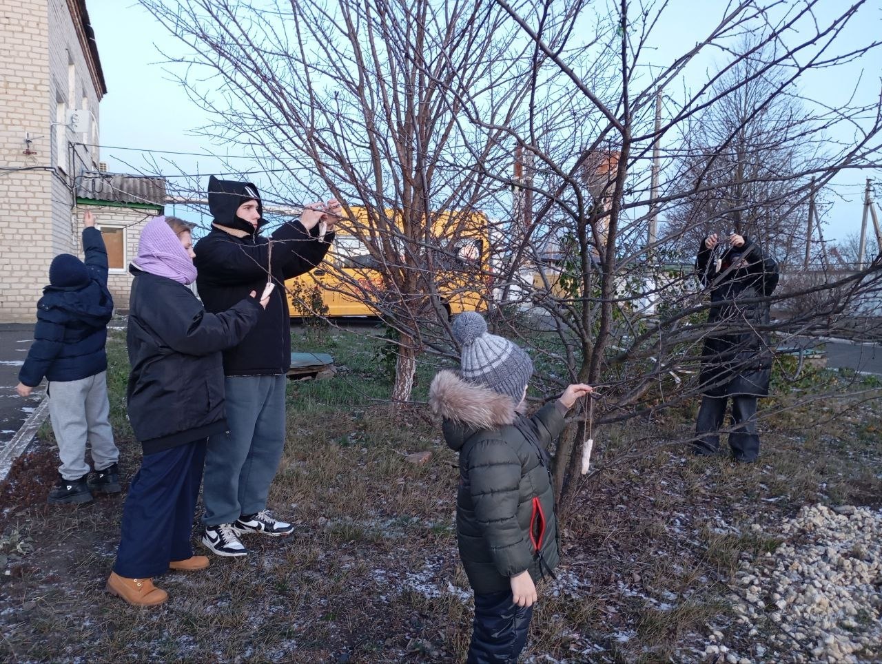 Воспитанники Щигровского центра «Импульс» принимают участие в замечательной акции "Покорми птиц зимой" Воспитанники Щигровского центра «Импульс» принимают участие в замечательной акции "Покорми птиц зимой"