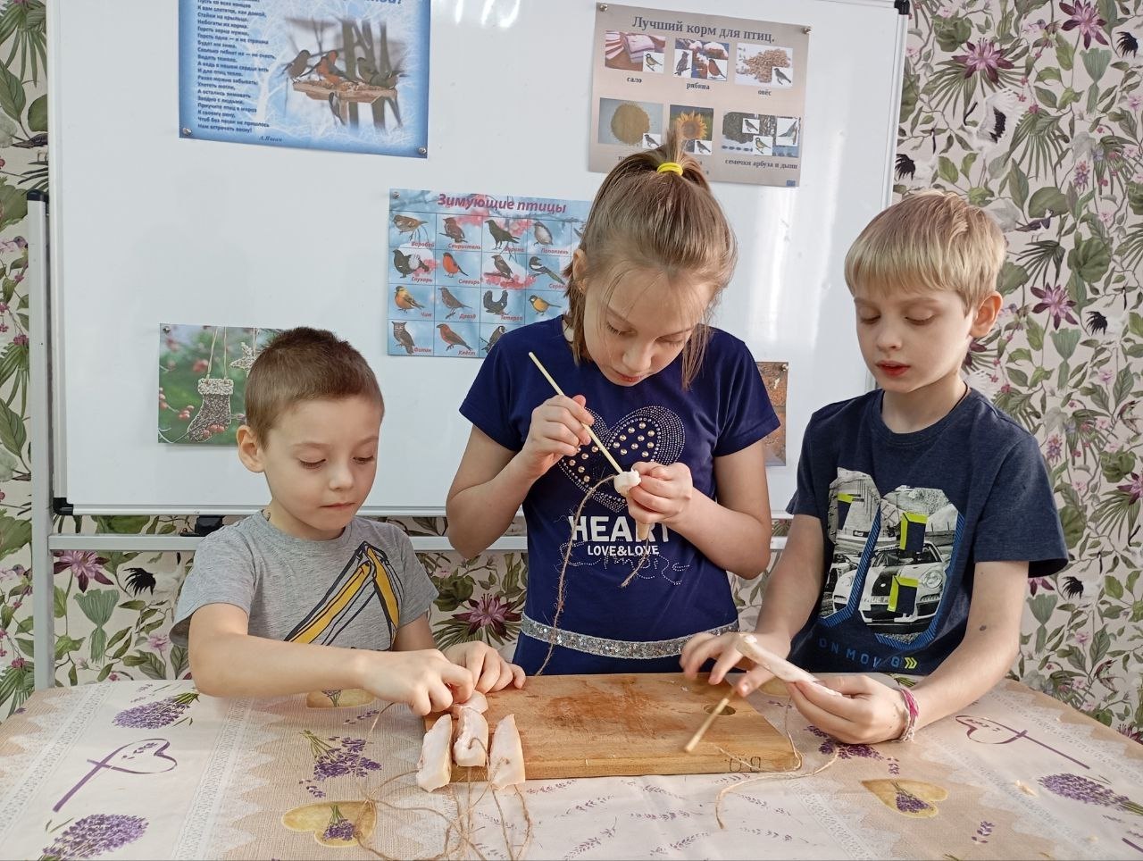 Воспитанники Щигровского центра «Импульс» принимают участие в замечательной акции "Покорми птиц зимой" Воспитанники Щигровского центра «Импульс» принимают участие в замечательной акции "Покорми птиц зимой"