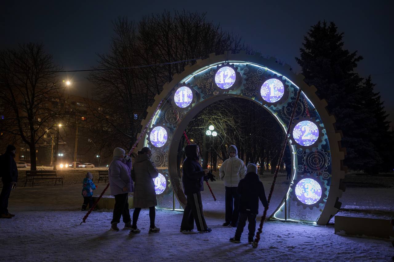 Уже совсем скоро наступит Новый Год, и наш город превращается в настоящую зимнюю сказку Уже совсем скоро наступит Новый Год, и наш город превращается в настоящую зимнюю сказку