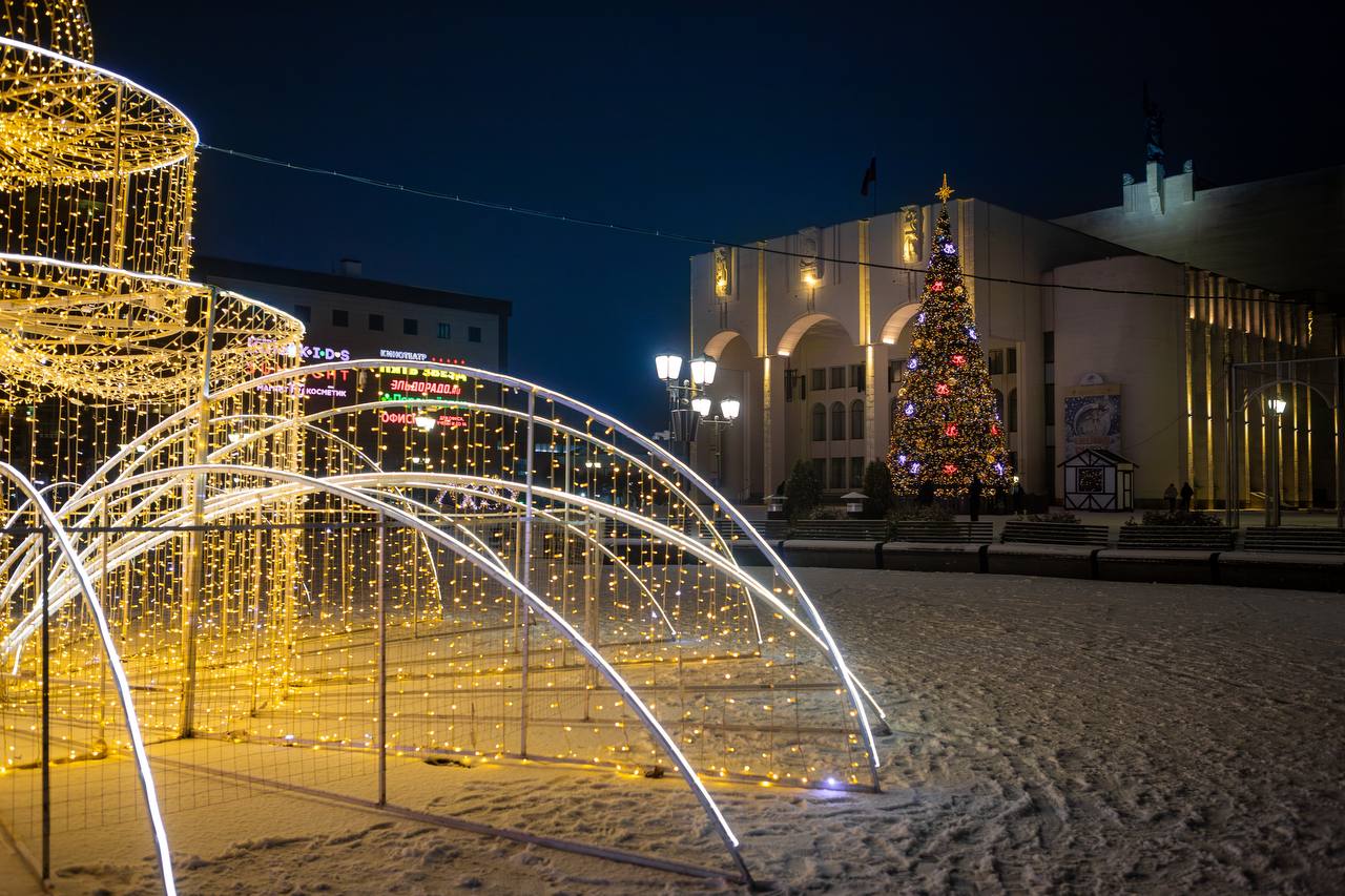 Уже совсем скоро наступит Новый Год, и наш город превращается в настоящую зимнюю сказку Уже совсем скоро наступит Новый Год, и наш город превращается в настоящую зимнюю сказку