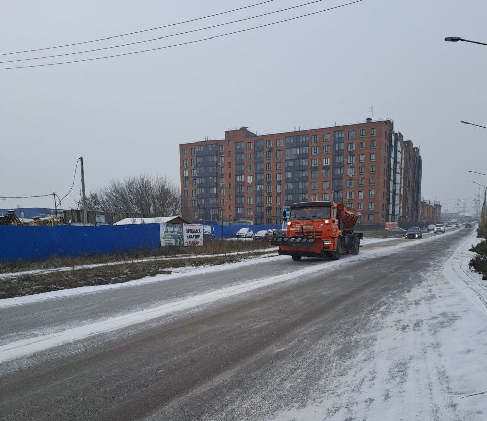 66 человек и 45 машин очищают дороги Курска от снега