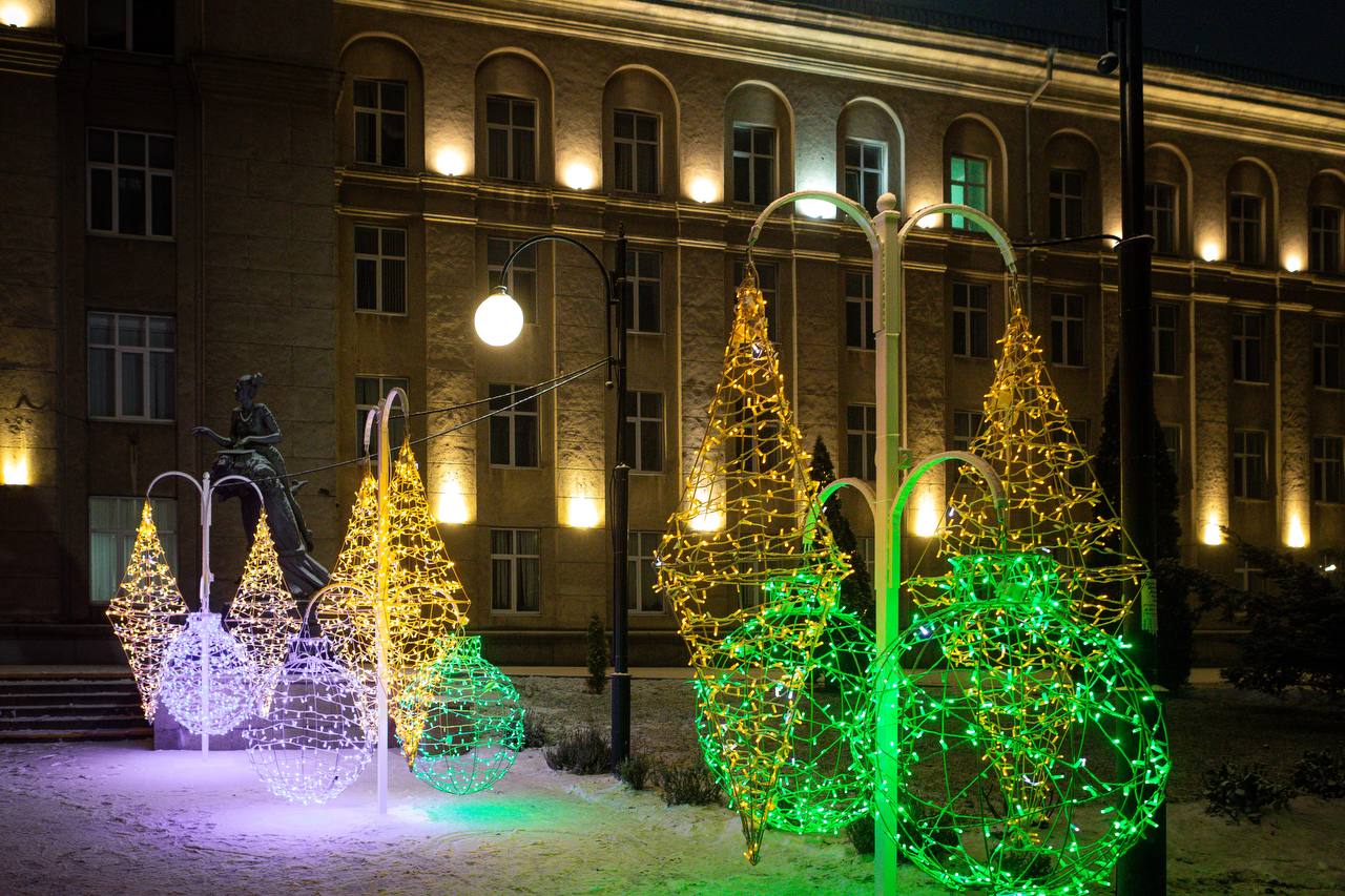 Уже совсем скоро наступит Новый Год, и наш город превращается в настоящую зимнюю сказку Уже совсем скоро наступит Новый Год, и наш город превращается в настоящую зимнюю сказку
