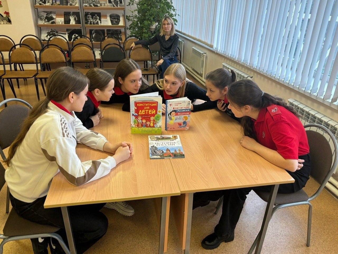 В Культурном центре семейного чтения и досуга им. П.А. Михина состоялась историческая игра «Маленькими шагами по России», посвященная истории становления государственности нашей великой страны В Культурном центре семейного чтения и досуга им. П.А. Михина состоялась историческая игра «Маленькими шагами по России», посвященная истории становления государственности нашей великой страны