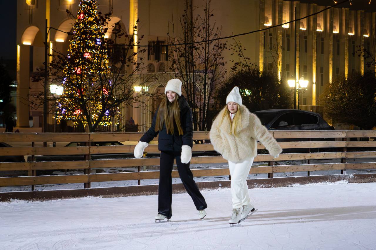 Уже совсем скоро наступит Новый Год, и наш город превращается в настоящую зимнюю сказку Уже совсем скоро наступит Новый Год, и наш город превращается в настоящую зимнюю сказку