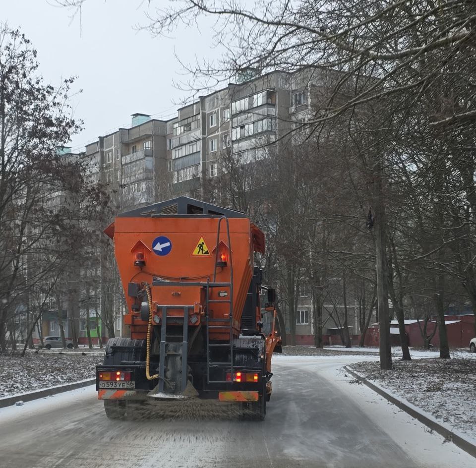 Рабочие очищают дороги от снега Рабочие очищают дороги от снега