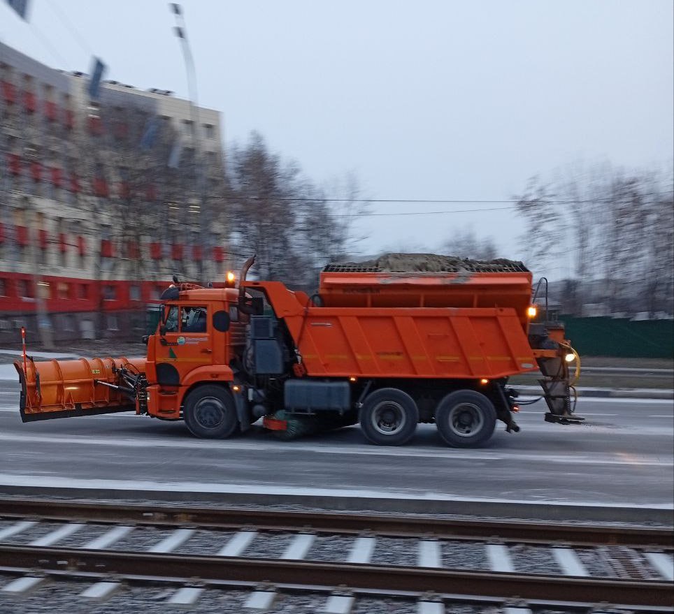 Рабочие очищают дороги от снега Рабочие очищают дороги от снега
