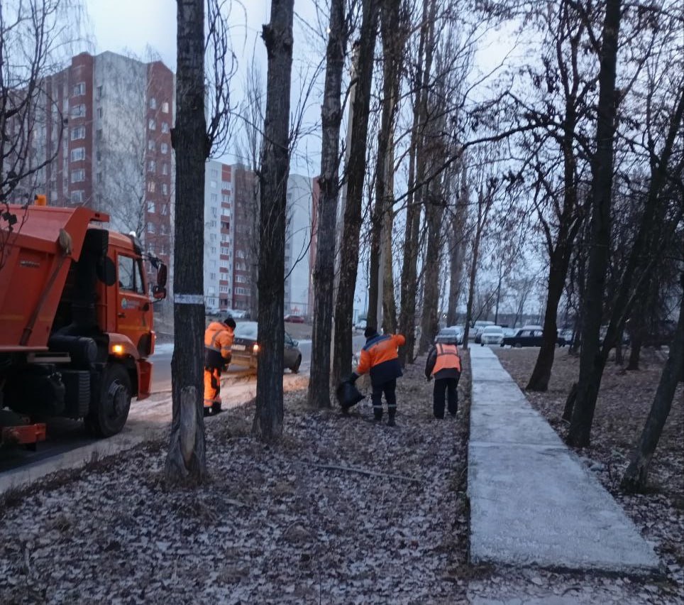 Рабочие очищают дороги от снега Рабочие очищают дороги от снега