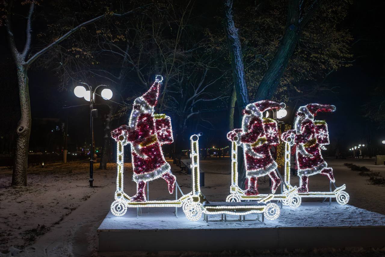 Уже совсем скоро наступит Новый Год, и наш город превращается в настоящую зимнюю сказку Уже совсем скоро наступит Новый Год, и наш город превращается в настоящую зимнюю сказку