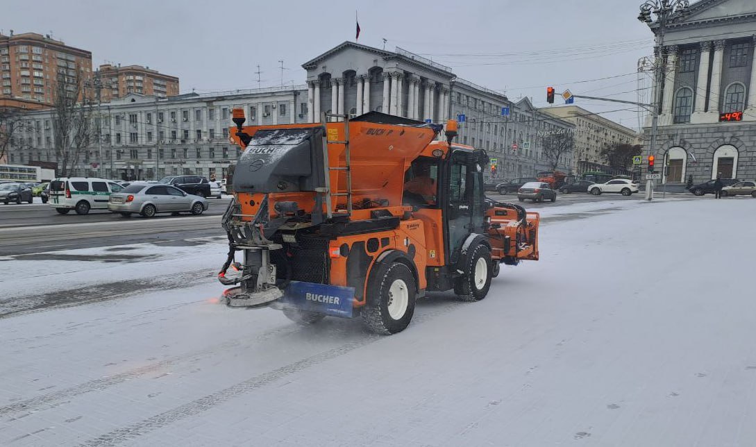 66 человек и 45 машин очищают дороги Курска от снега 66 человек и 45 машин очищают дороги Курска от снега