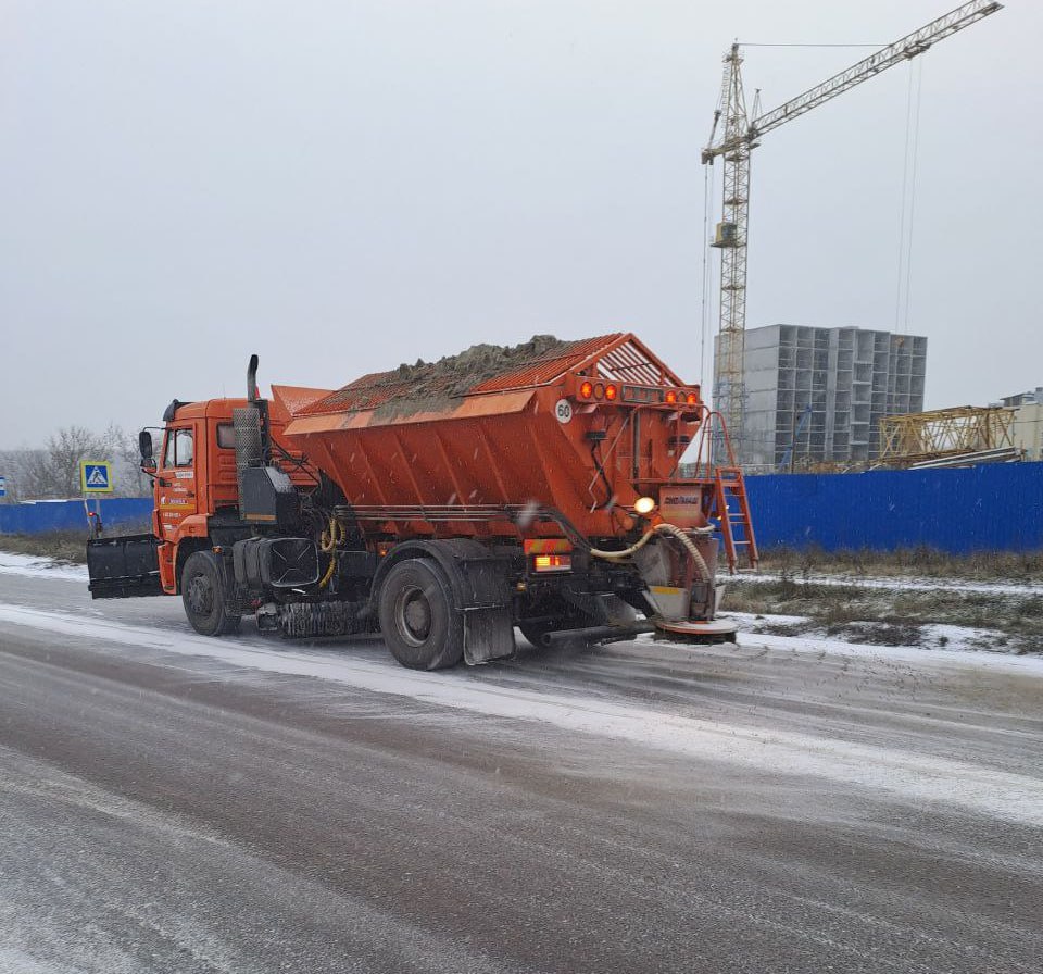Рабочие очищают дороги от снега Рабочие очищают дороги от снега