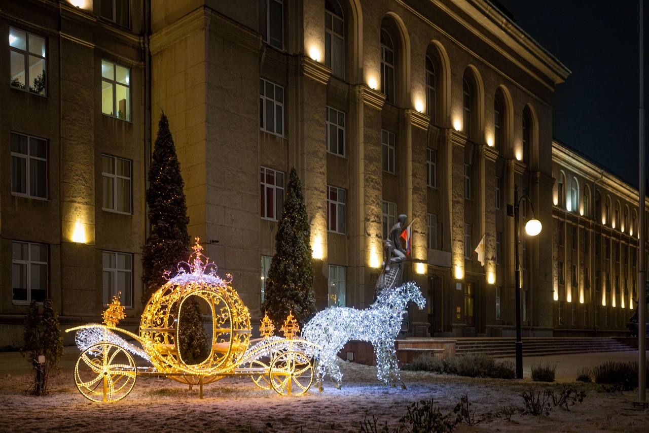 Уже совсем скоро наступит Новый Год, и наш город превращается в настоящую зимнюю сказку Уже совсем скоро наступит Новый Год, и наш город превращается в настоящую зимнюю сказку