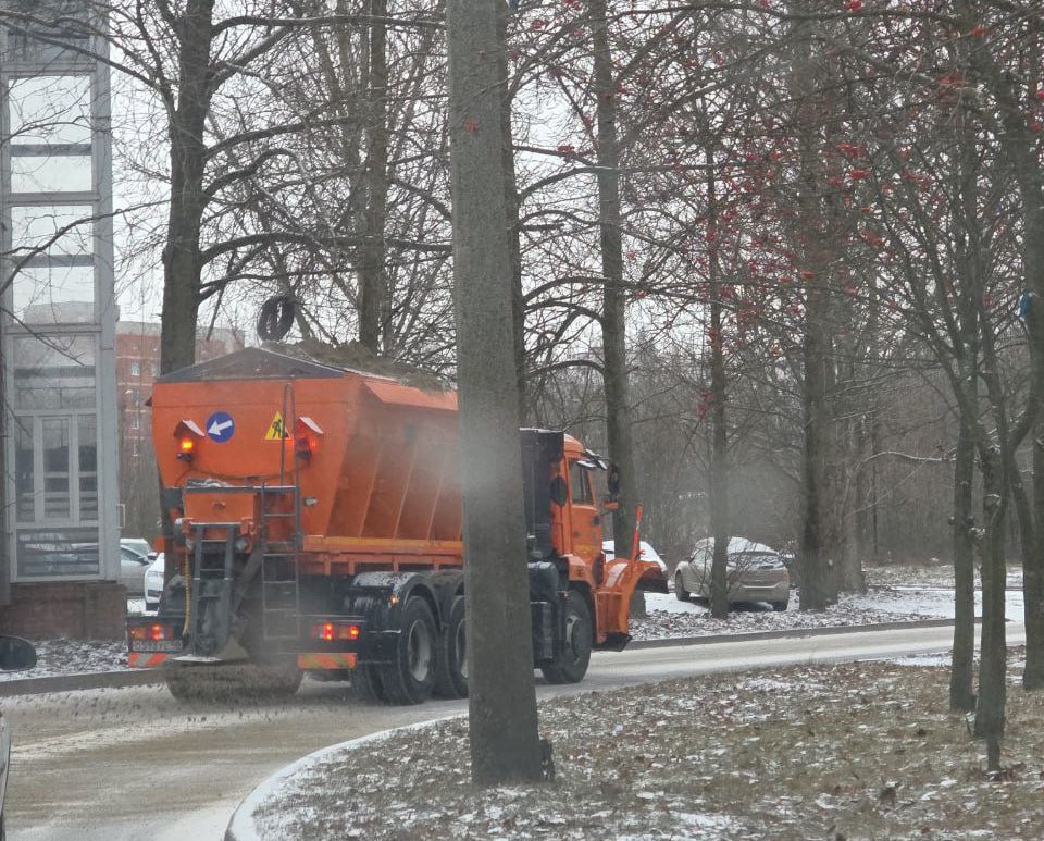 66 человек и 45 машин очищают дороги Курска от снега 66 человек и 45 машин очищают дороги Курска от снега