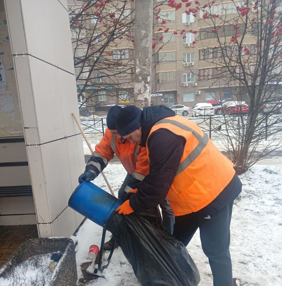 В Курске снег с дорог убирают 69 человек и 63 единицы техники В Курске снег с дорог убирают 69 человек и 63 единицы техники