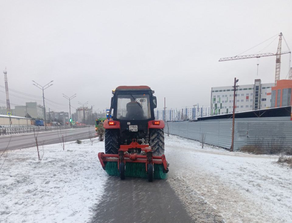 Подрядные организации работают над очисткой дорог Подрядные организации работают над очисткой дорог