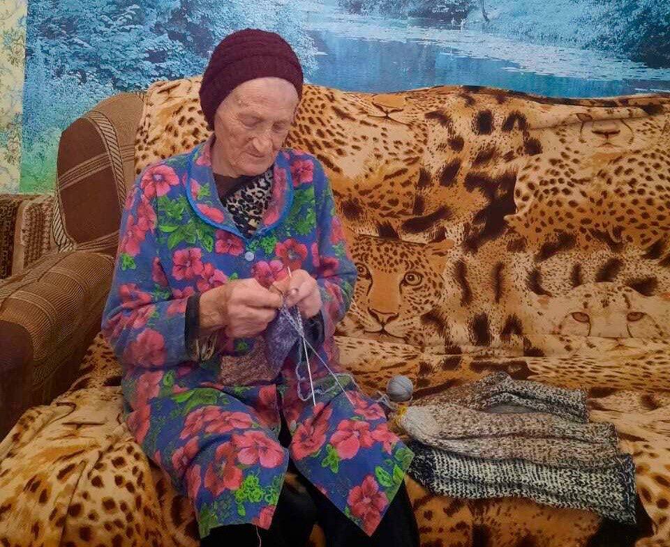 Касторенские единороссы передали бойцам РФ вязанные носки и письма Касторенские единороссы передали бойцам РФ вязанные носки и письма