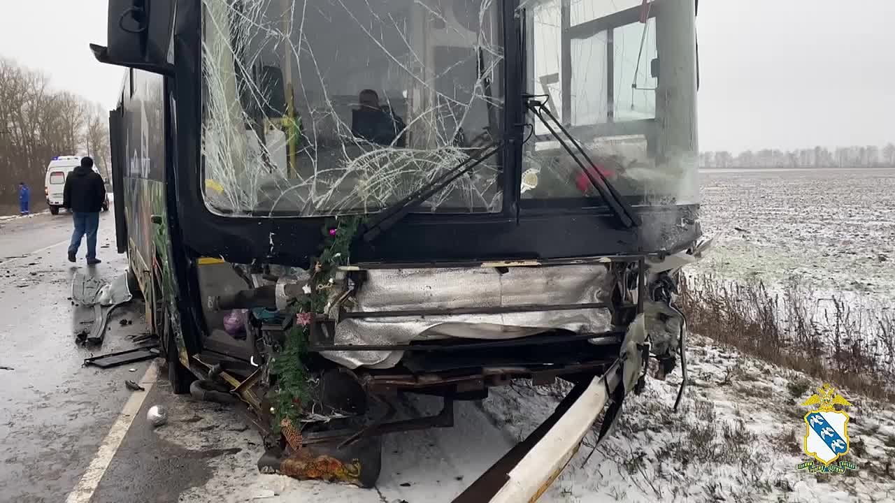 В тройной аварии с автобусом в Курской области погиб водитель, ранены два пассажира