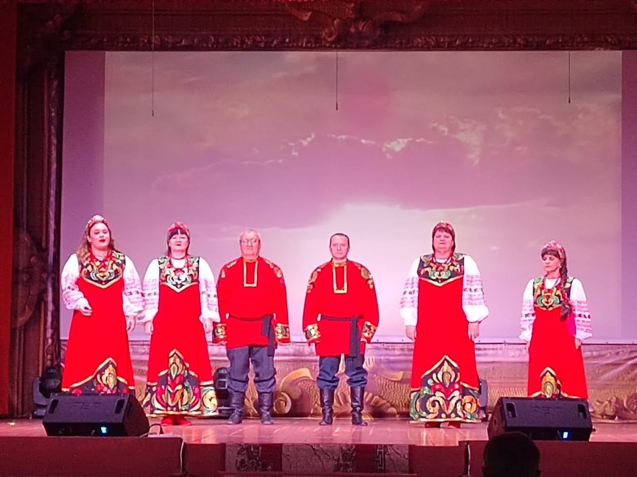 13 декабря в Солнцевском районном Доме культуры состоялся зональный конкурс - фестиваль хоров и вокальных ансамблей сельских учреждений культуры "Курские зори", который проводится в целях возрождения, сохранения и развития... 13 декабря в Солнцевском районном Доме культуры состоялся зональный конкурс - фестиваль хоров и вокальных ансамблей сельских учреждений культуры "Курские зори", который проводится в целях возрождения, сохранения и развития...