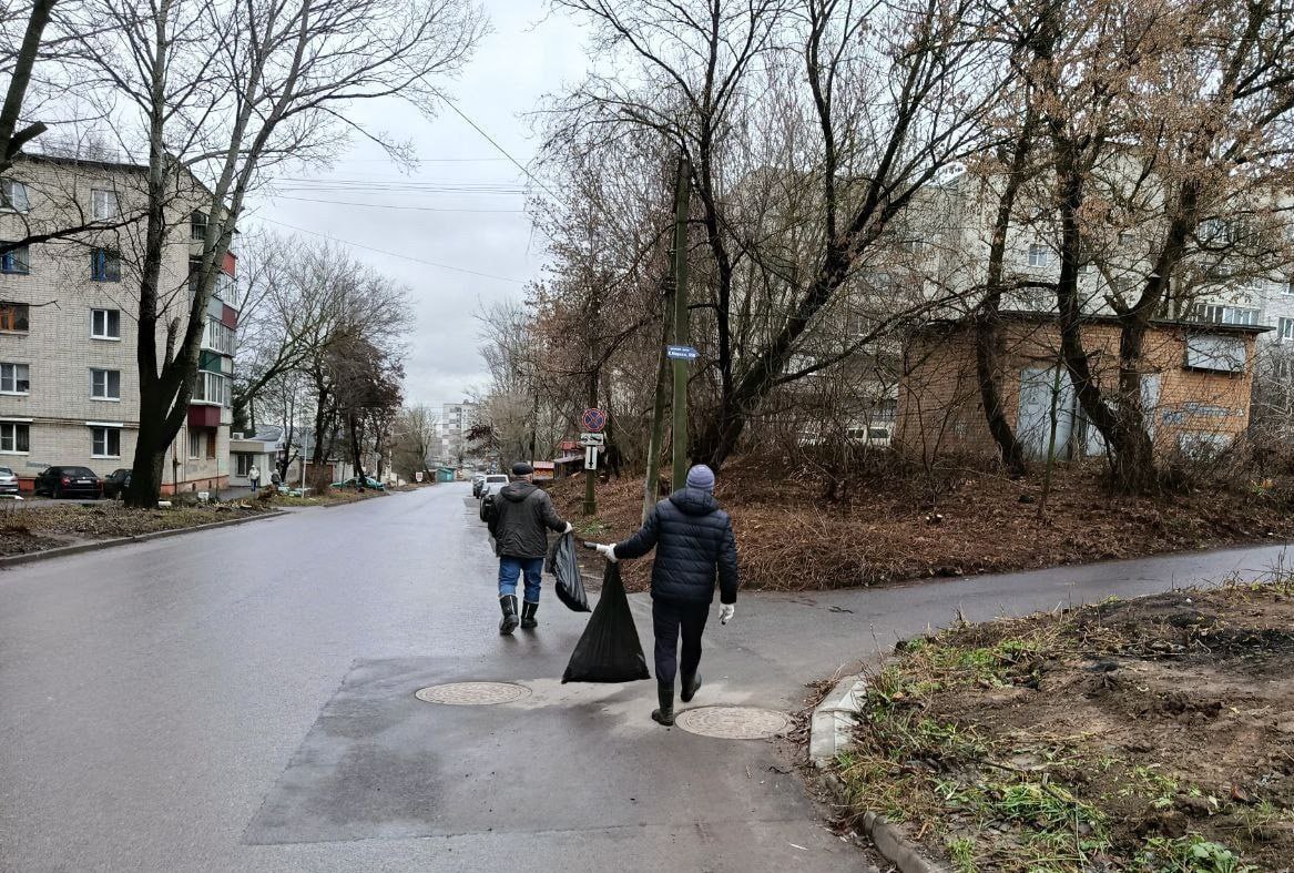 Сотрудники администрации Центрального округа провели субботник на общественной территории от улицы Карла Маркса до дома 12в на Хуторской Сотрудники администрации Центрального округа провели субботник на общественной территории от улицы Карла Маркса до дома 12в на Хуторской