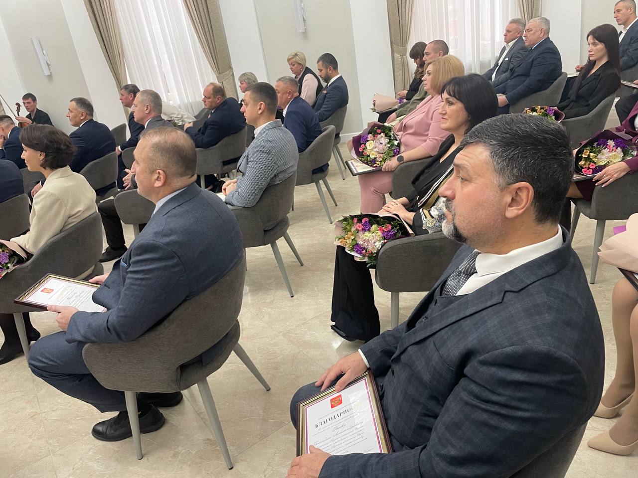 Александр Хинштейн вручил курянам государственные награды РФ Александр Хинштейн вручил курянам государственные награды РФ