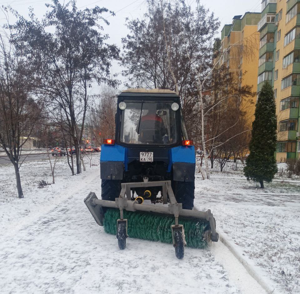 В Курске снег с дорог убирают 69 человек и 63 единицы техники В Курске снег с дорог убирают 69 человек и 63 единицы техники
