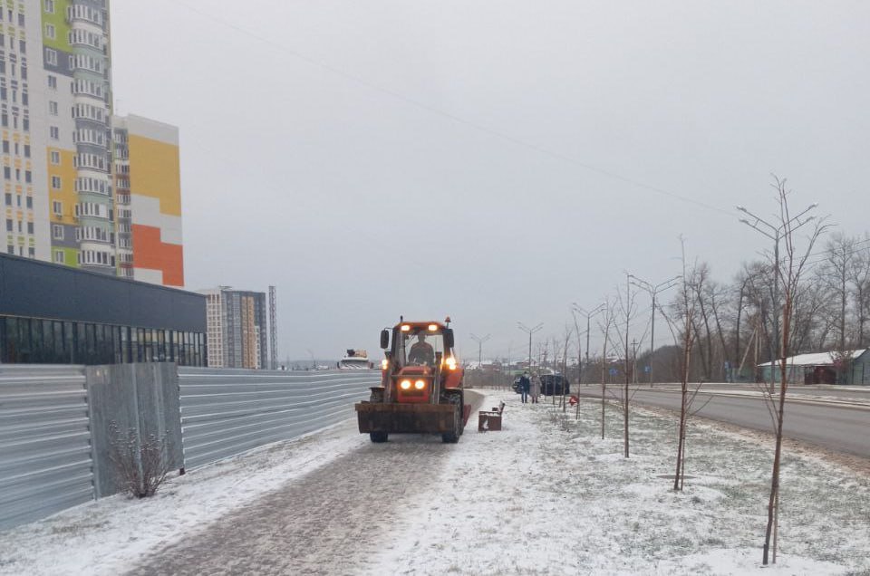 Подрядные организации работают над очисткой дорог Подрядные организации работают над очисткой дорог
