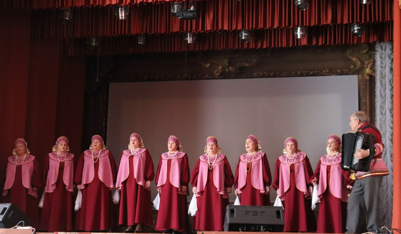 13 декабря в Солнцевском районном Доме культуры состоялся зональный конкурс - фестиваль хоров и вокальных ансамблей сельских учреждений культуры "Курские зори", который проводится в целях возрождения, сохранения и развития... 13 декабря в Солнцевском районном Доме культуры состоялся зональный конкурс - фестиваль хоров и вокальных ансамблей сельских учреждений культуры "Курские зори", который проводится в целях возрождения, сохранения и развития...