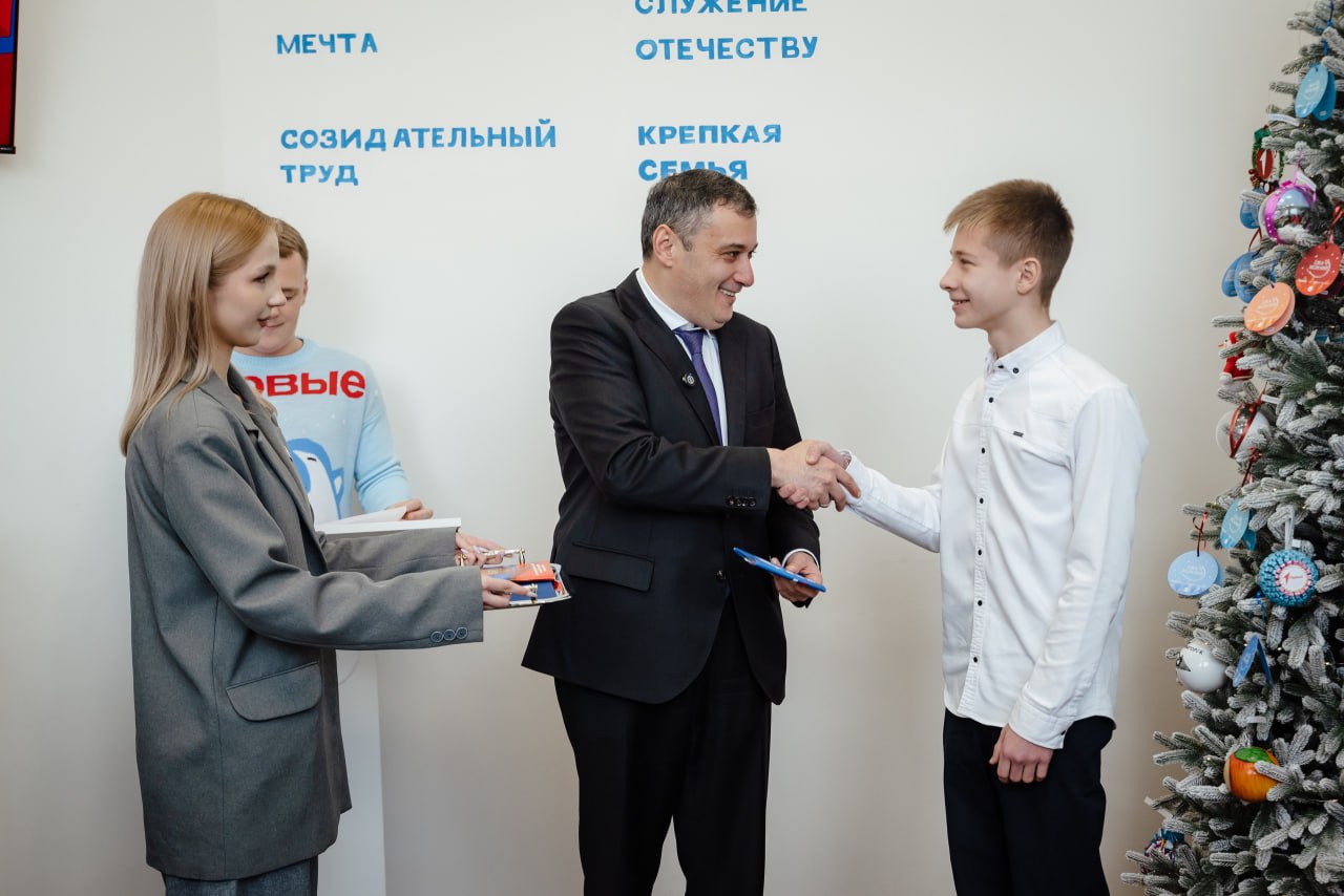 Губернатор Курской области Александр Хинштейн в рамках Всероссийской программы «Мы – граждане России» вручил паспорта курским школьникам, достигшим 14-летия Губернатор Курской области Александр Хинштейн в рамках Всероссийской программы «Мы – граждане России» вручил паспорта курским школьникам, достигшим 14-летия