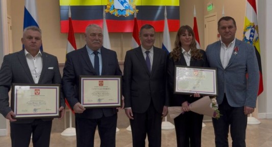 Губернатор Курской области Александр Хинштейн вручил государственные награды