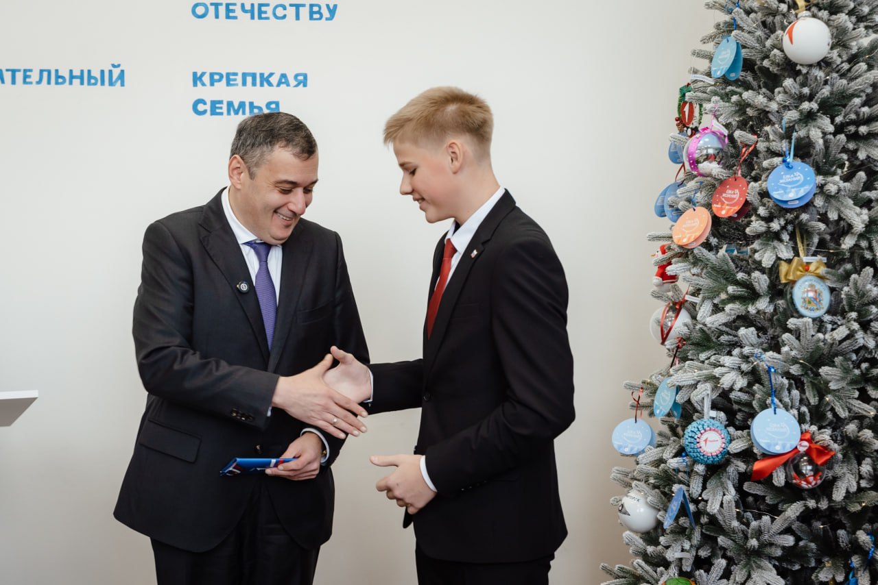 Губернатор Курской области Александр Хинштейн в рамках Всероссийской программы «Мы – граждане России» вручил паспорта курским школьникам, достигшим 14-летия Губернатор Курской области Александр Хинштейн в рамках Всероссийской программы «Мы – граждане России» вручил паспорта курским школьникам, достигшим 14-летия