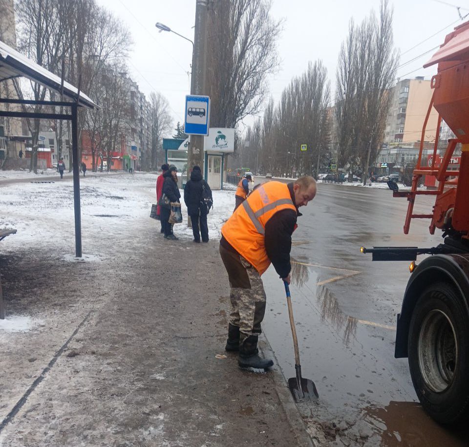 В Курске снег с дорог убирают 69 человек и 63 единицы техники В Курске снег с дорог убирают 69 человек и 63 единицы техники